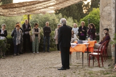 Uomo-dal-fiore-in-bocca-28