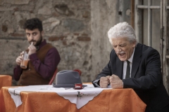 Uomo-dal-fiore-in-bocca-29