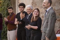 Uomo-dal-fiore-in-bocca-31