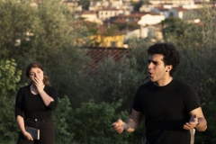 Uomo-dal-fiore-in-bocca-4